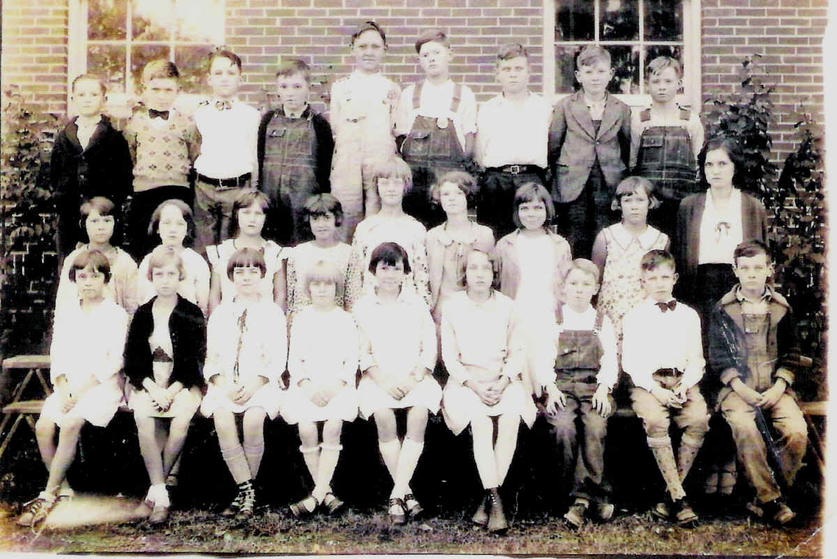 Bemis Elem 7th Grade 1933.jpg (578689 bytes)